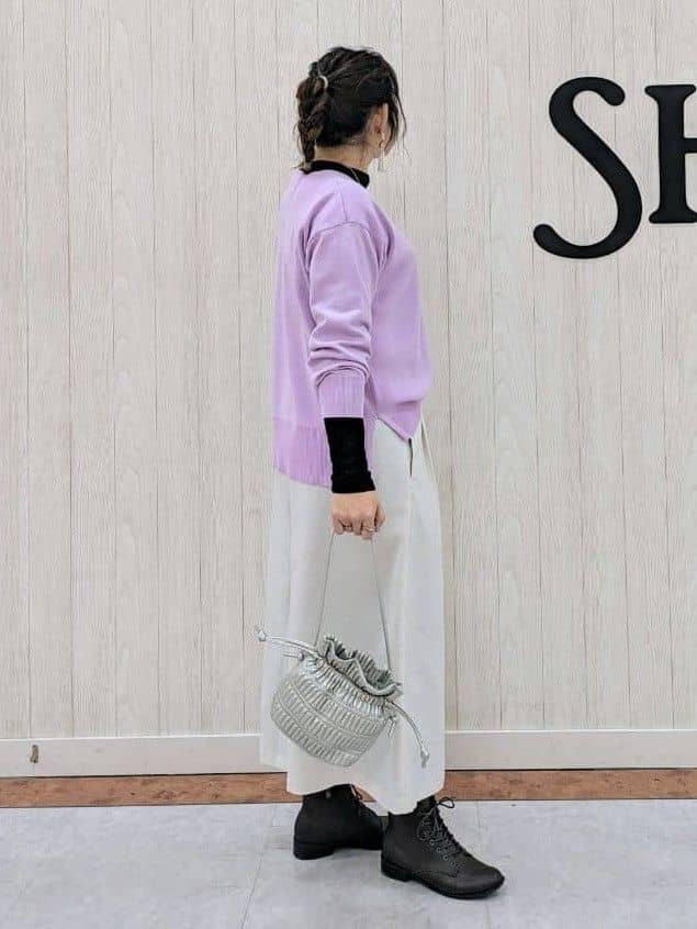 さくみぃさんの「SHOO･LA･RUE｜◆【洗える/S-LL】お顔周りすっきり 優しい肌触りのVネックニット」を使ったコーディネート