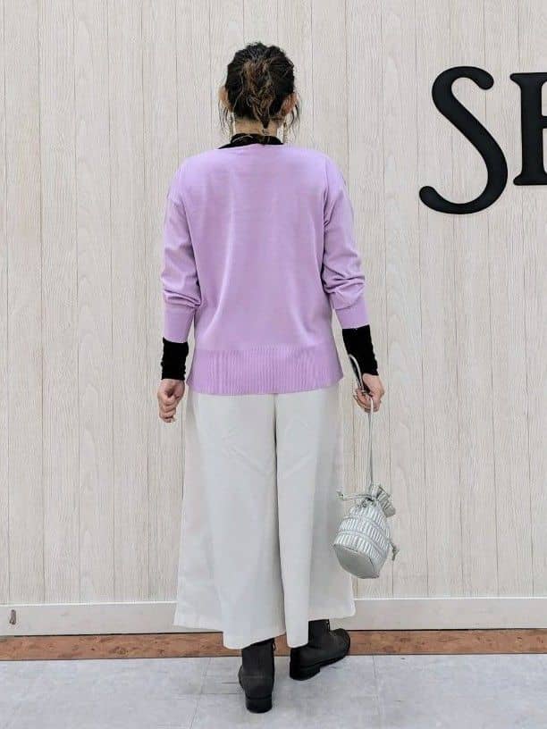 さくみぃさんの「SHOO･LA･RUE｜◆【洗える/S-LL】お顔周りすっきり 優しい肌触りのVネックニット」を使ったコーディネート