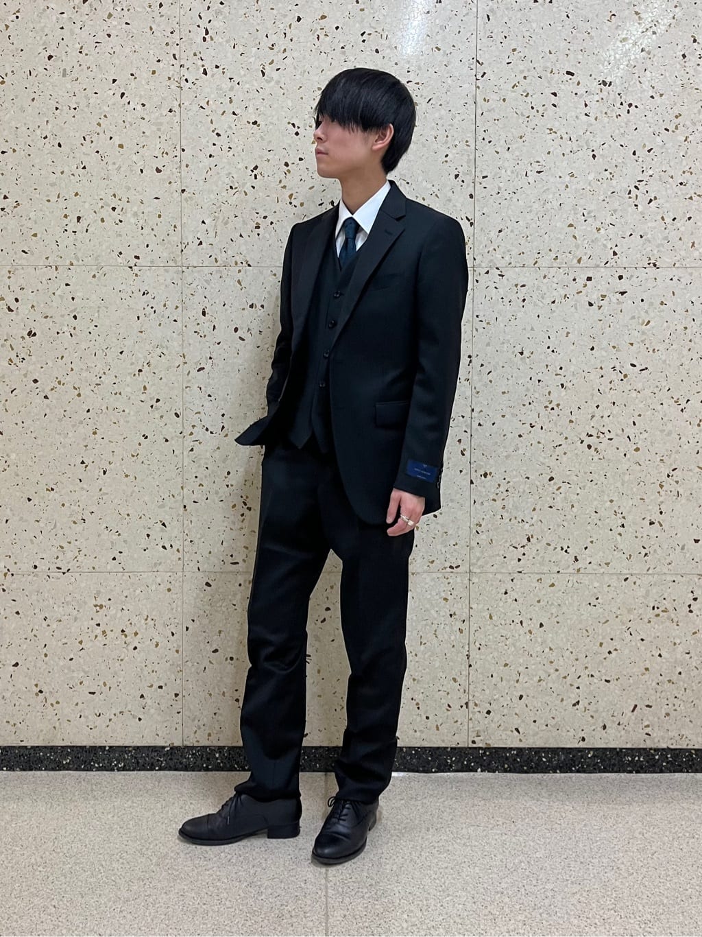 うっちーさんの「TAKEO KIKUCHI｜【冠婚葬祭】無地 サージスーツ/3ピース対応可」を使ったコーディネート