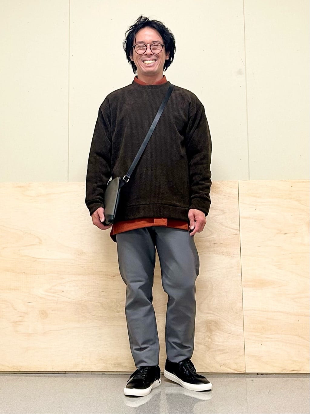 KENJI Iさんの「THE SHOP TK｜サフィアーノミニサコッシュ」を使ったコーディネート