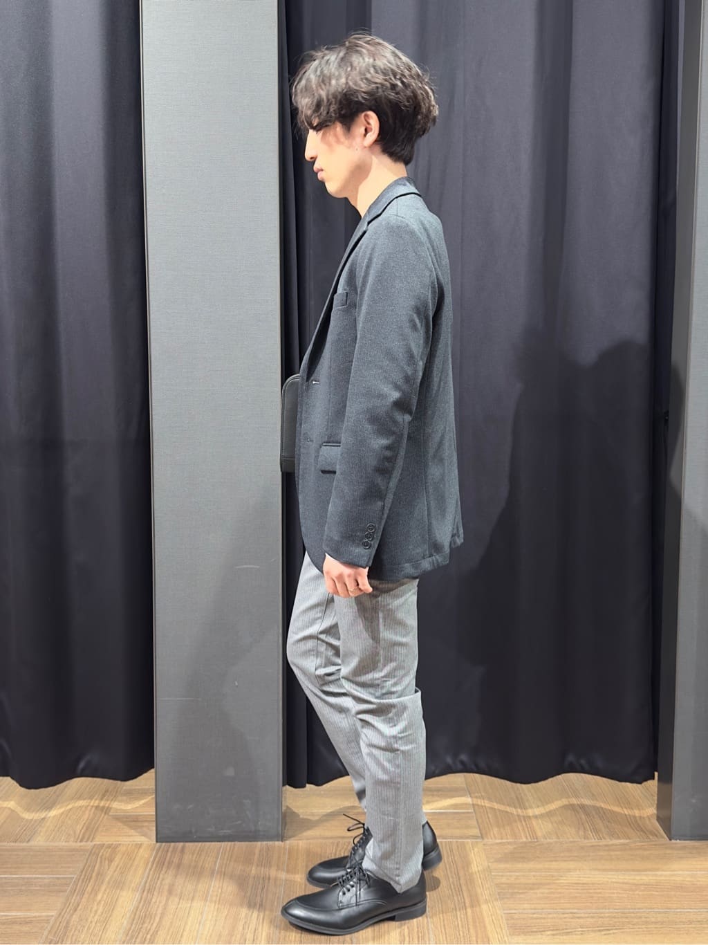 tomoyaさんの「THE SHOP TK｜【オールシーズン穿ける！】7DAYSストレッチへリンボンパンツ　ON&hArr;OFF兼用」を使ったコーディネート