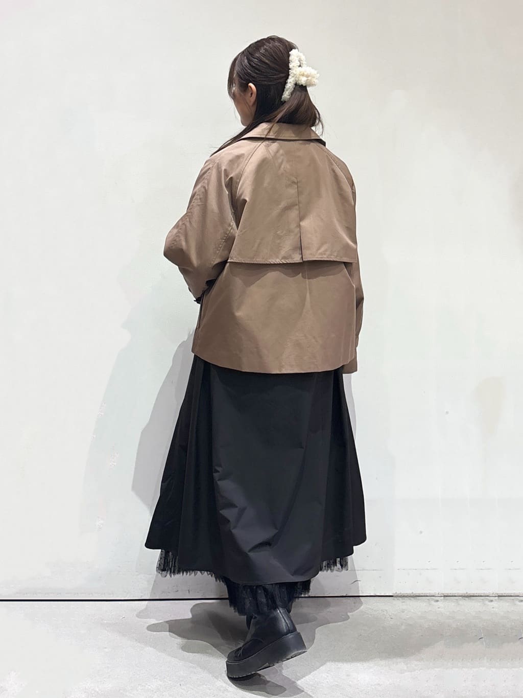 まみさんの「OPAQUE.CLIP｜◆キャンディースリーブショートトレンチコート【洗濯機洗い可／撥水／静電気防止】」を使ったコーディネート