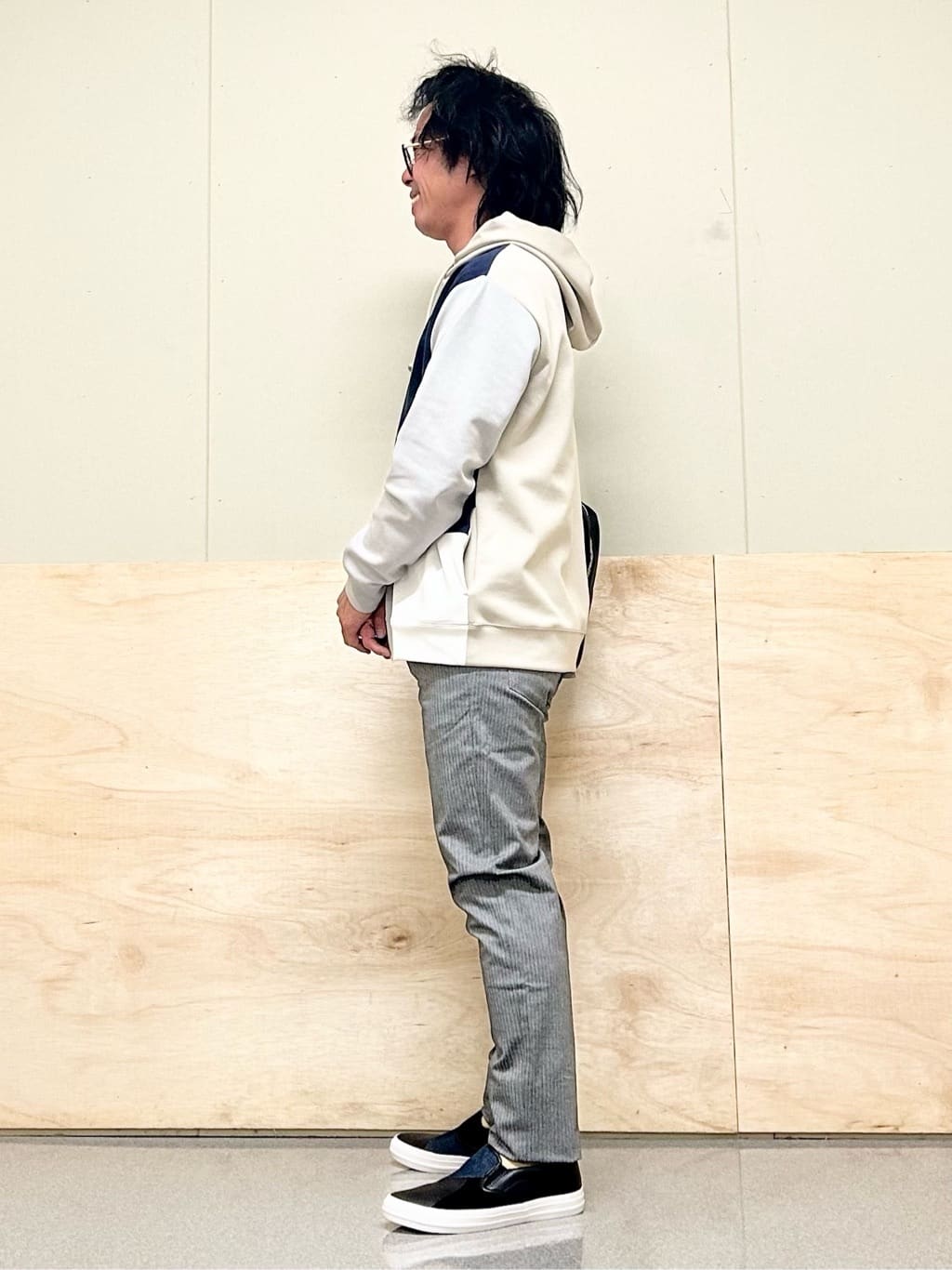 KENJI Iさんの「THE SHOP TK｜【オールシーズン穿ける！】7DAYSストレッチへリンボンパンツ　ON&hArr;OFF兼用」を使ったコーディネート
