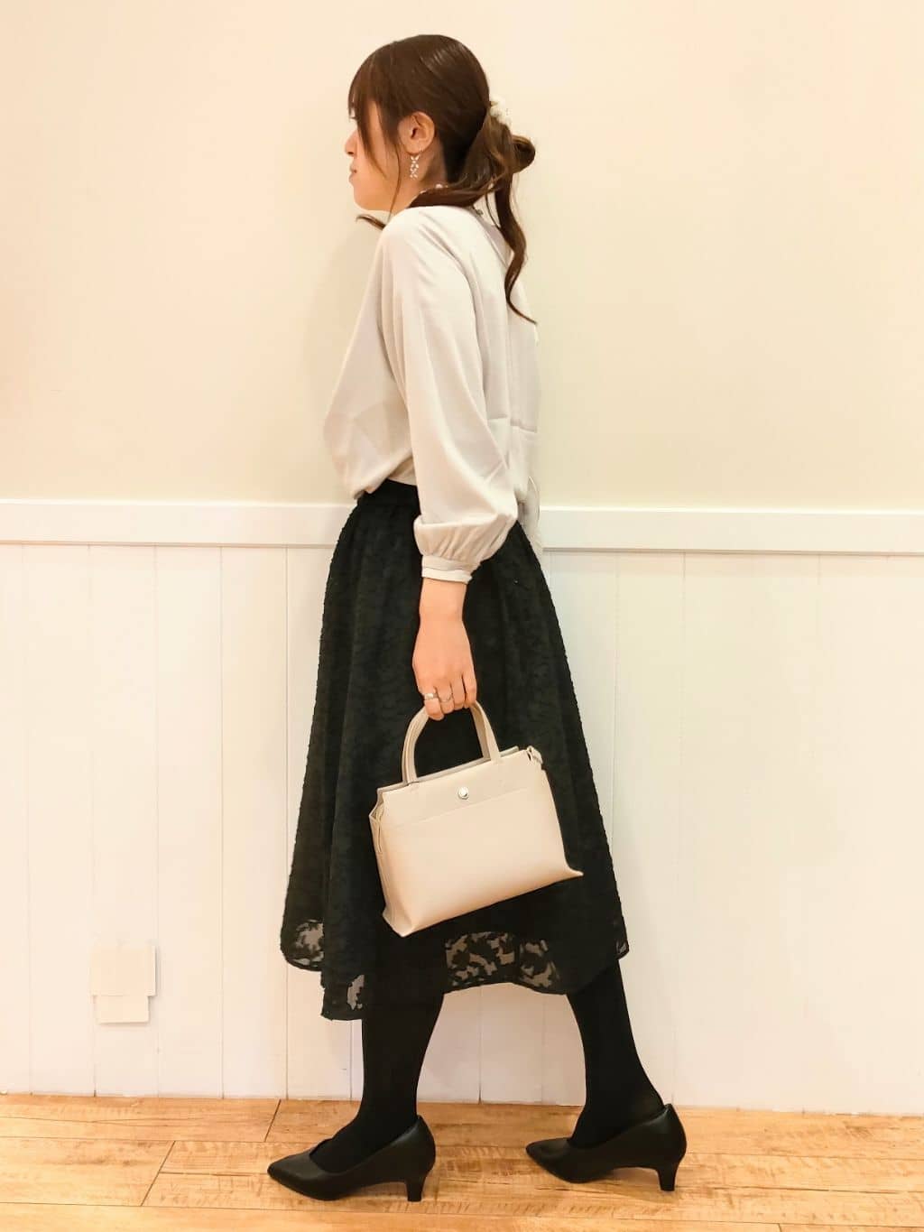 NMさんの「SHOO･LA･RUE｜◆【S-3L/洗える/セレモニー】さらり軽やか スタンドカラー フリルブラウス」を使ったコーディネート