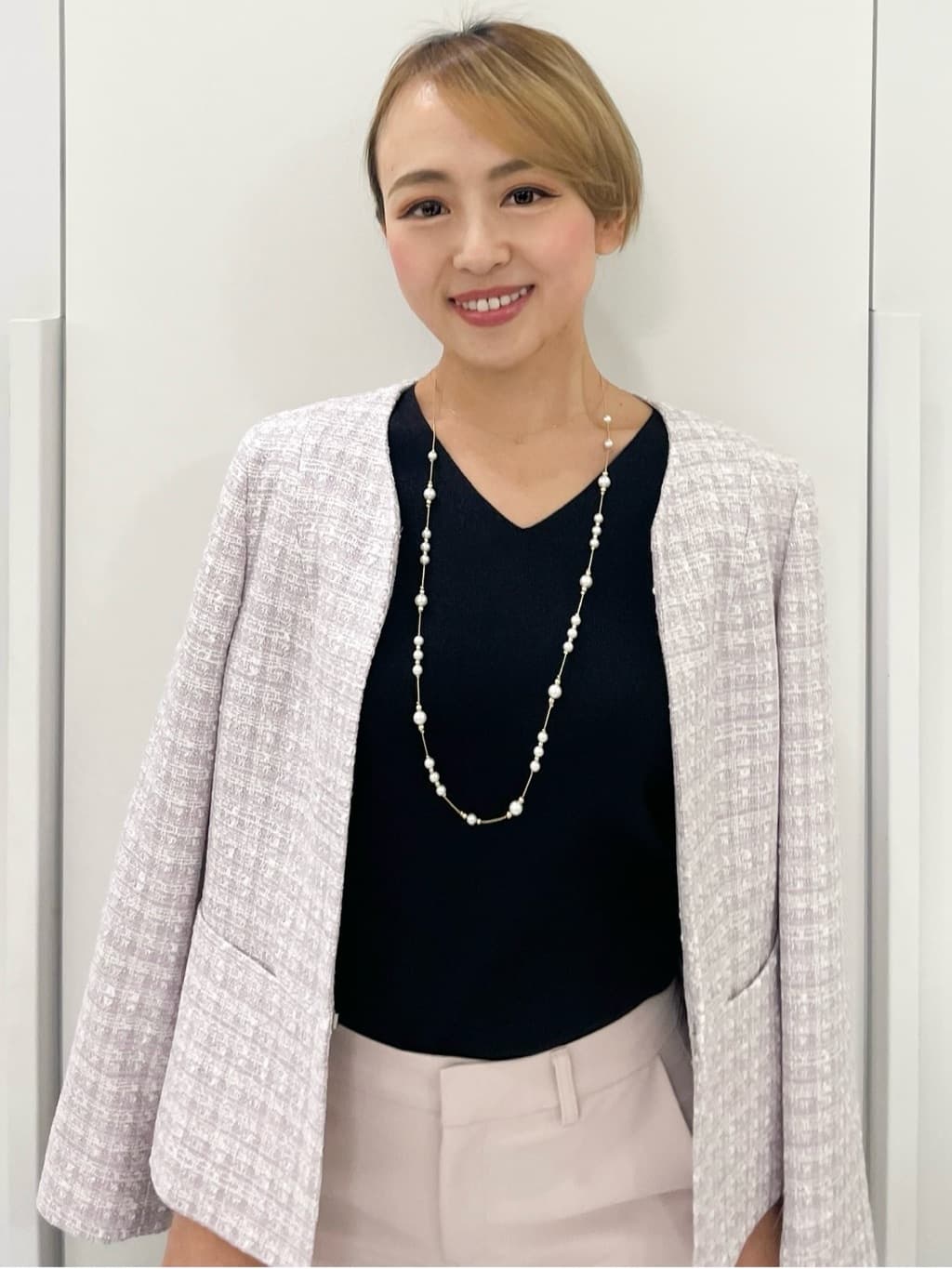 chiiさんの「COUP DE CHANCE｜【洗える】Vネックラメ入りニットプルオーバー」を使ったコーディネート