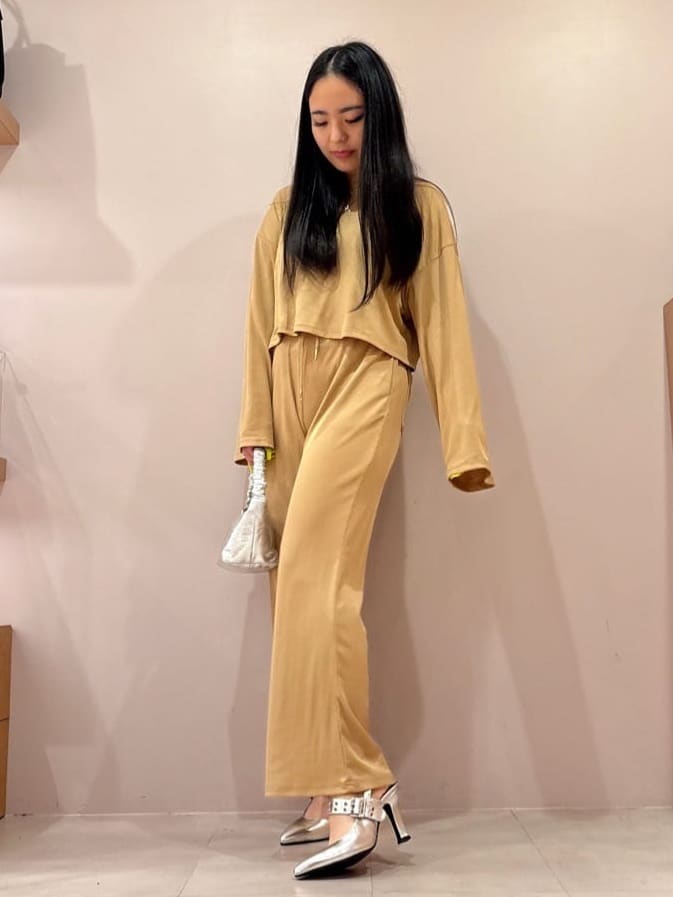 のはらっちょさんの「ESPERANZA｜グロメットバックストラップパンプス」を使ったコーディネート