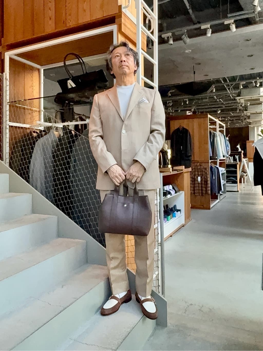 デザイナーTAKEman さんの「TAKEO KIKUCHI｜◆【便利なサイズ感】ドライビング　トートバッグ」を使ったコーディネート