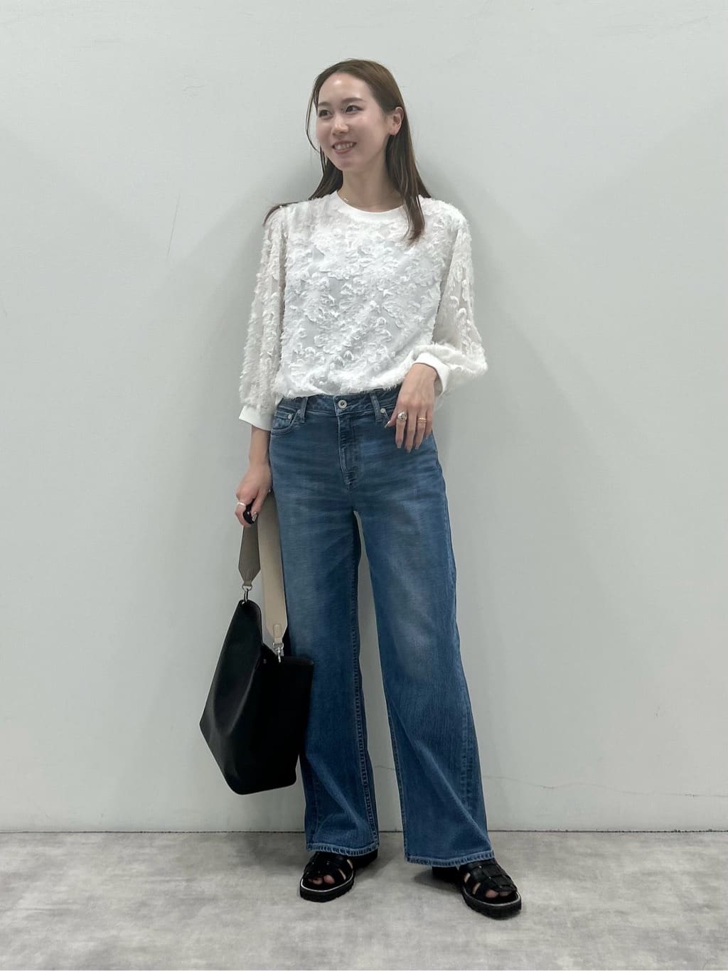 mitsukiさんの「INDIVI｜【褒められデニム】ワイドストレート デニムパンツ」を使ったコーディネート
