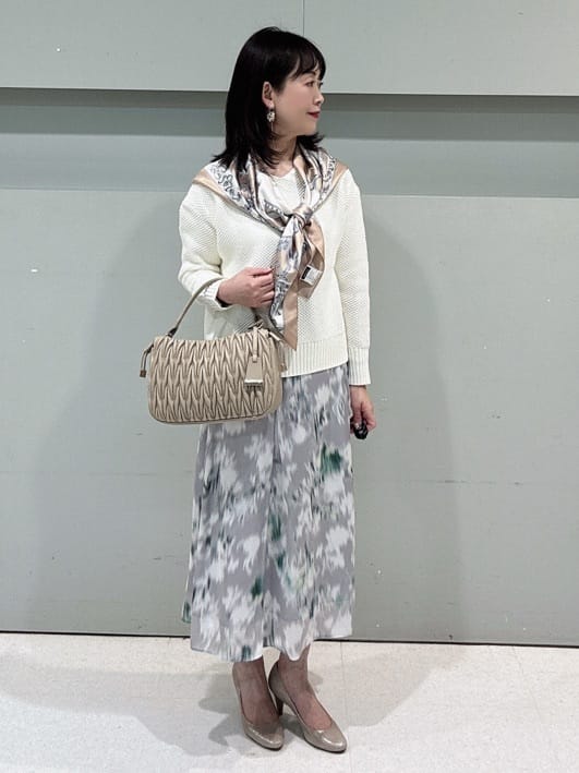 makiさんの「UNTITLED｜【手洗い／88cm正方形】エンブレムプリントスカーフ」を使ったコーディネート