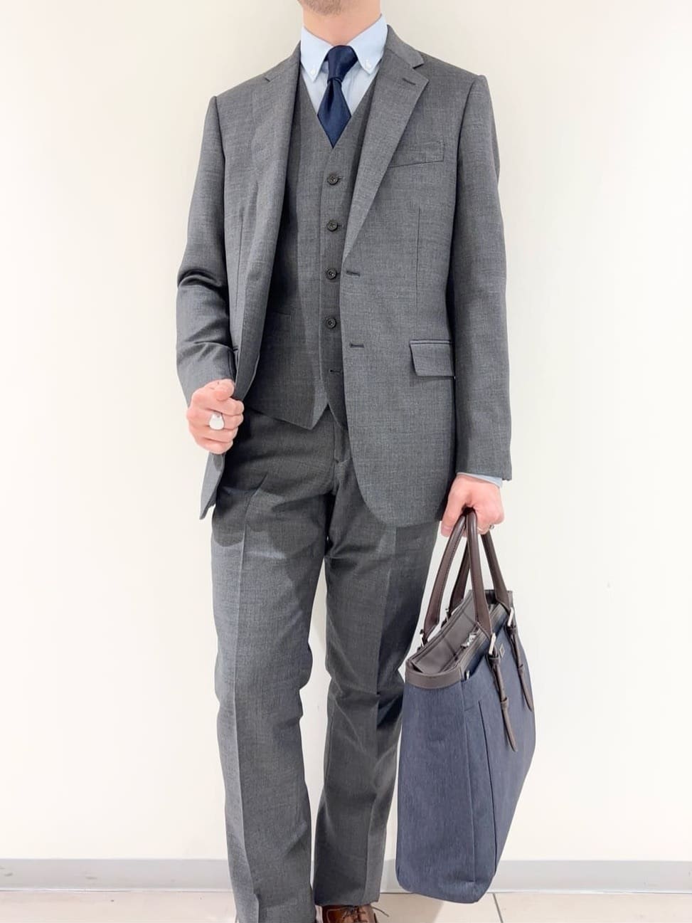 及川さんの「TAKEO KIKUCHI｜【Three by Three】シャイニーシャークピンヘッド スーツ/3ピース対応可」を使ったコーディネート