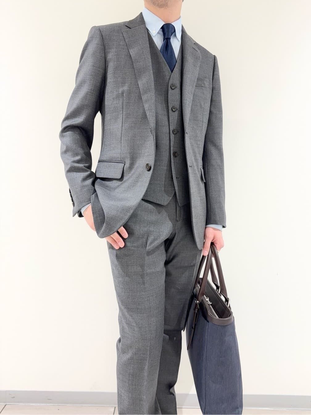 及川さんの「TAKEO KIKUCHI｜【Three by Three】シャイニーシャークピンヘッド スーツ/3ピース対応可」を使ったコーディネート