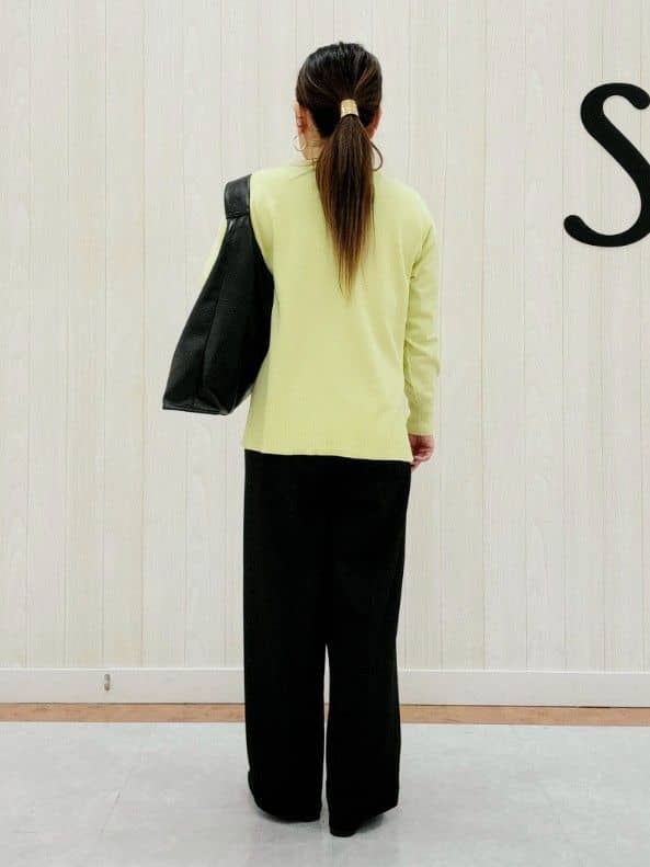 nanahachiさんの「SHOO･LA･RUE｜◆【洗える/S-LL】お顔周りすっきり 優しい肌触りのVネックニット」を使ったコーディネート