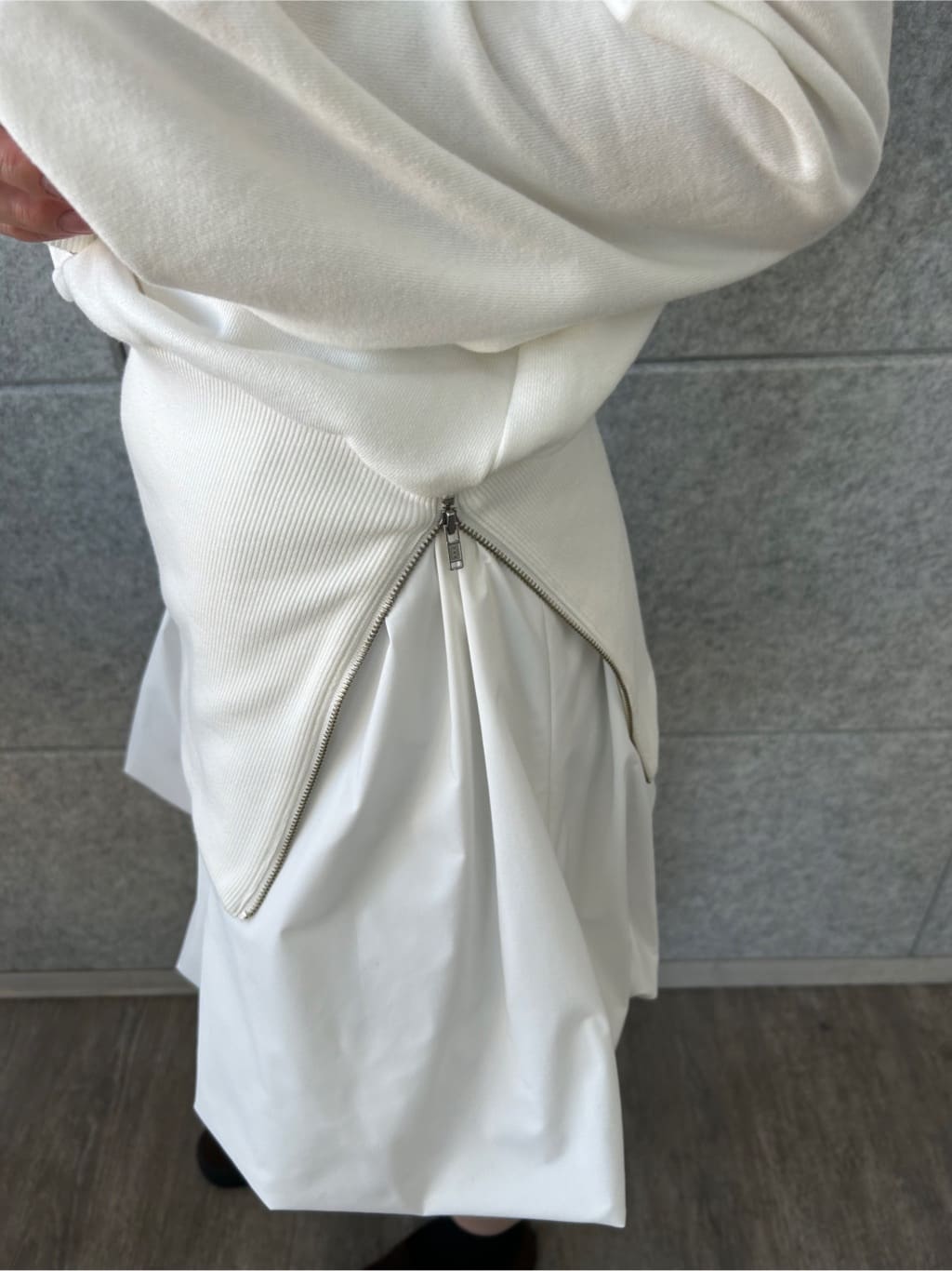 honoka Aさんの「CODE A｜off－shoulder sweat」を使ったコーディネート