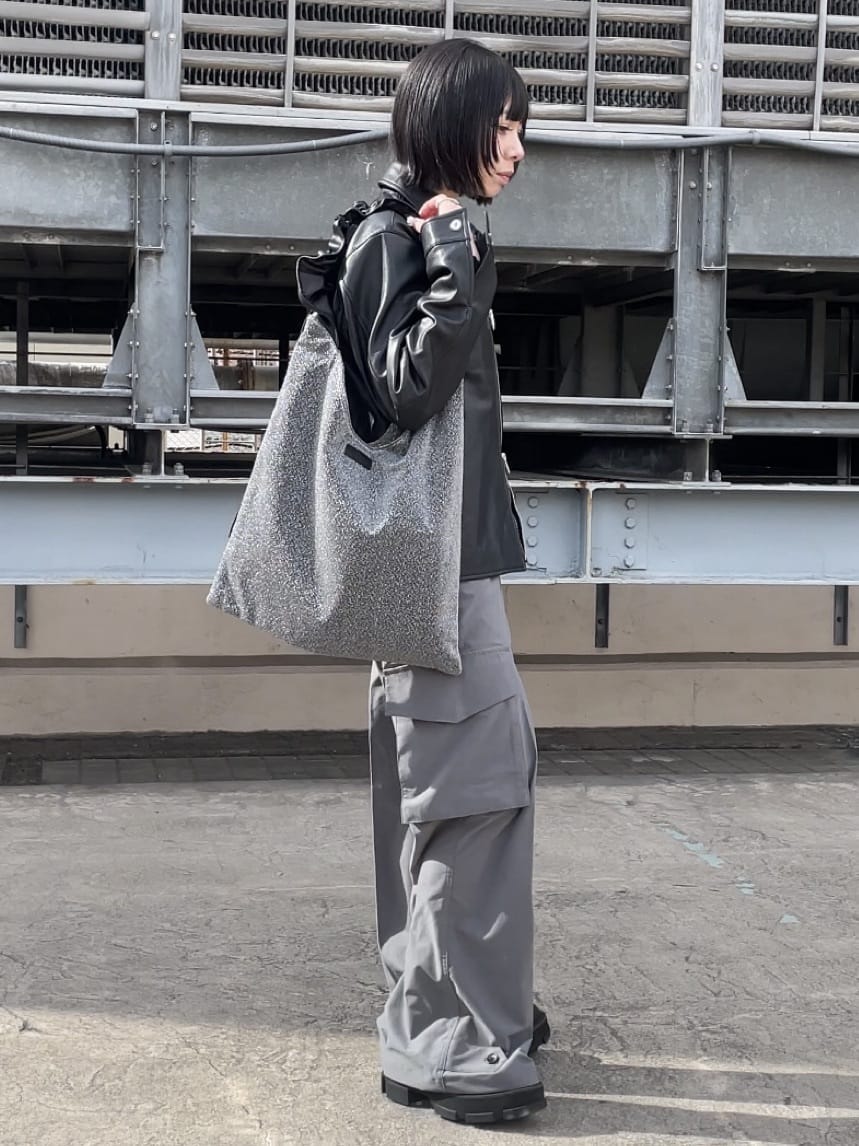 川本葵さんの「tk.TAKEO KIKUCHI｜◆フレアカーゴパンツ」を使ったコーディネート