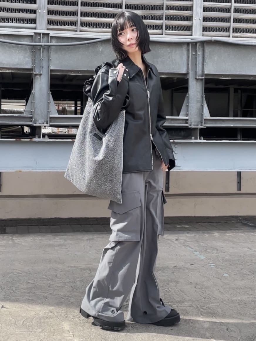 川本葵さんの「tk.TAKEO KIKUCHI｜◆フレアカーゴパンツ」を使ったコーディネート