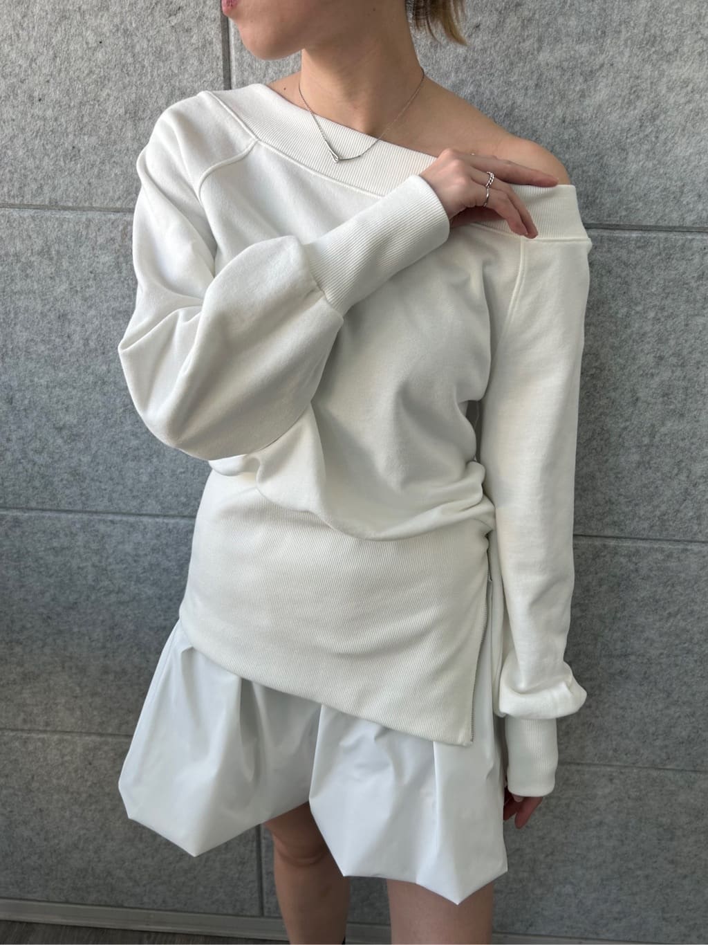 honoka Aさんの「CODE A｜off－shoulder sweat」を使ったコーディネート