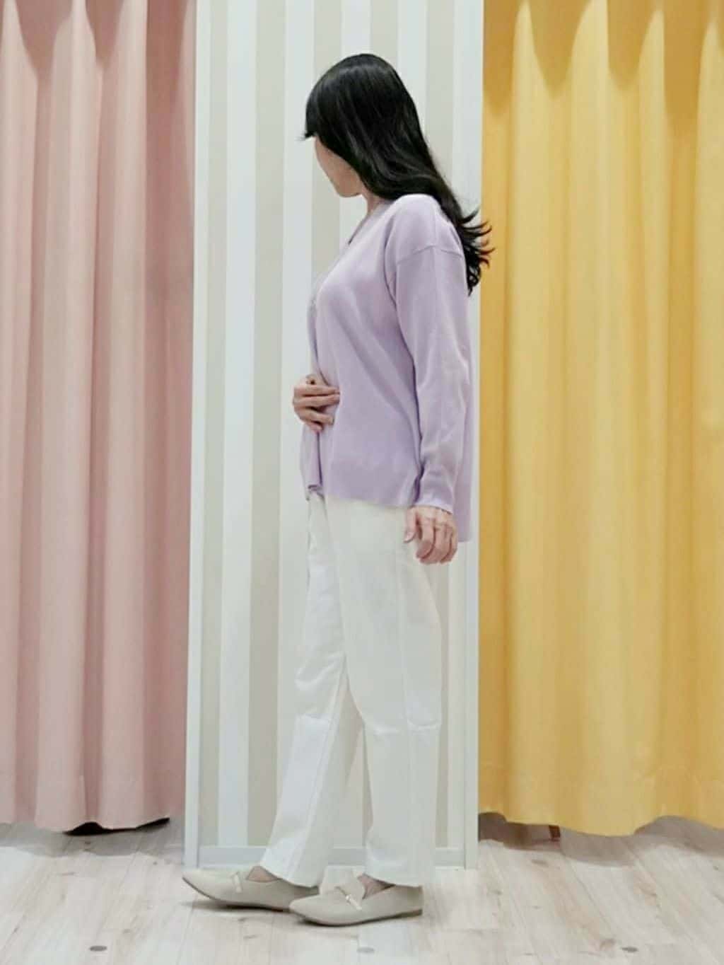 かずみさんの「SHOO･LA･RUE｜◆【洗える/S-LL】お顔周りすっきり 優しい肌触りのVネックニット」を使ったコーディネート