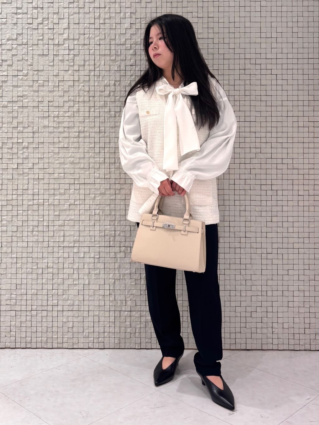 MEGUMIさんの「INDIVI｜◆【2点セット／UVケア】ツイードジレ＆ボウタイブラウス カセット服」を使ったコーディネート