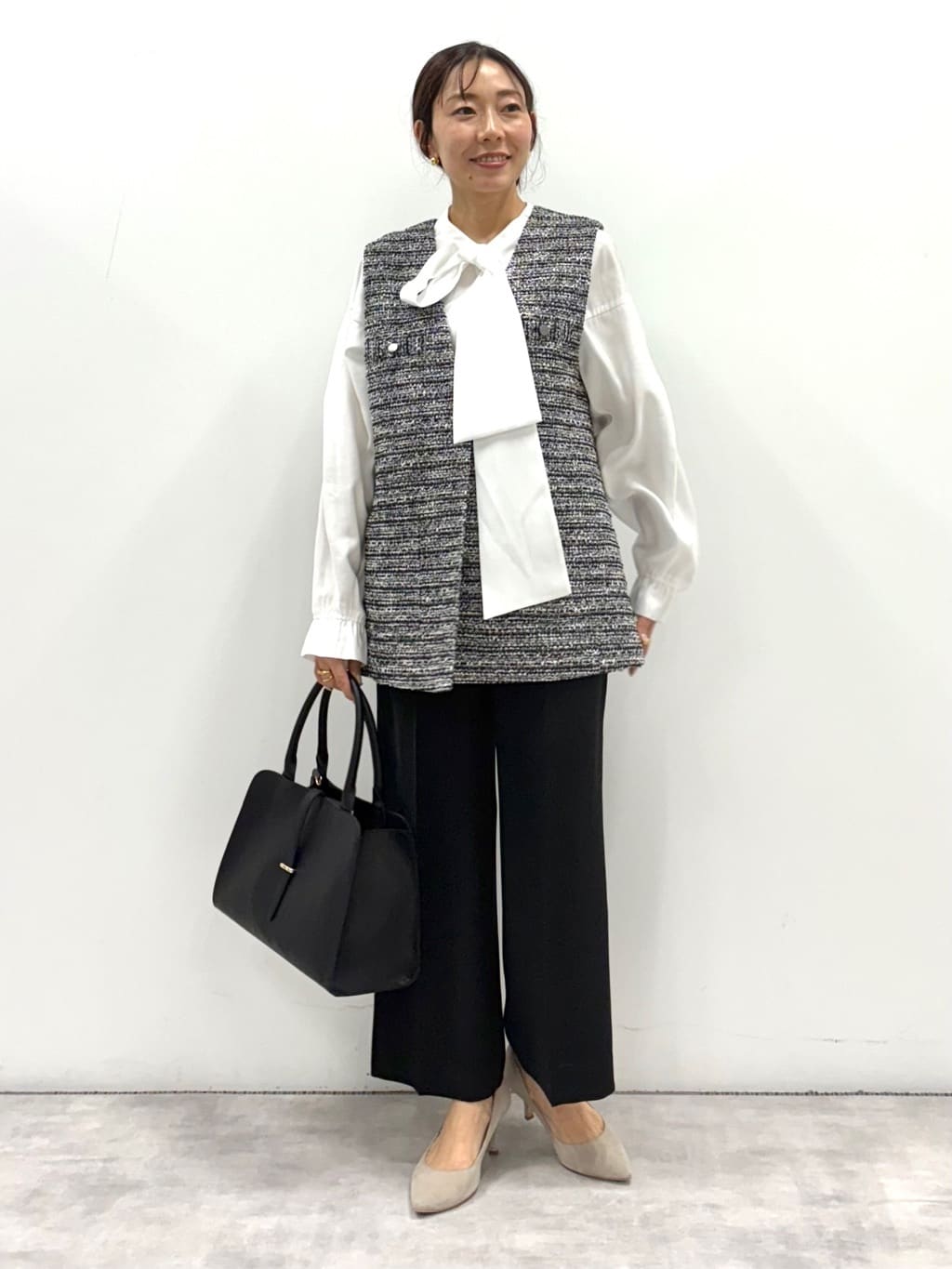 YUさんの「INDIVI｜◆【2点セット／UVケア】ツイードジレ＆ボウタイブラウス カセット服」を使ったコーディネート