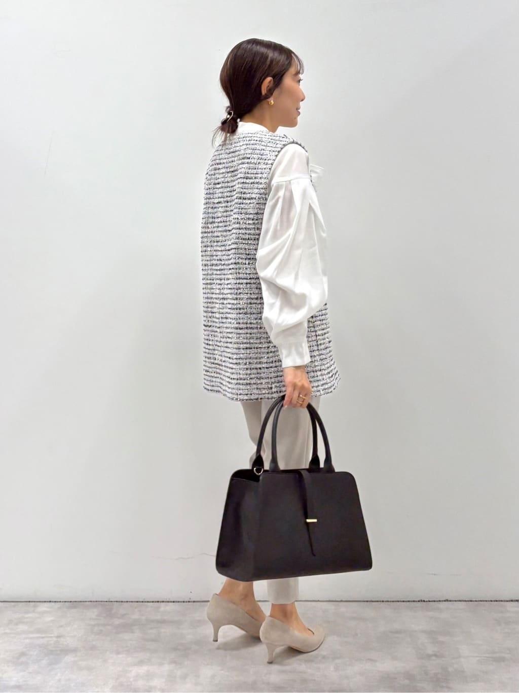 YUさんの「INDIVI｜◆【2点セット／UVケア】ツイードジレ＆ボウタイブラウス カセット服」を使ったコーディネート