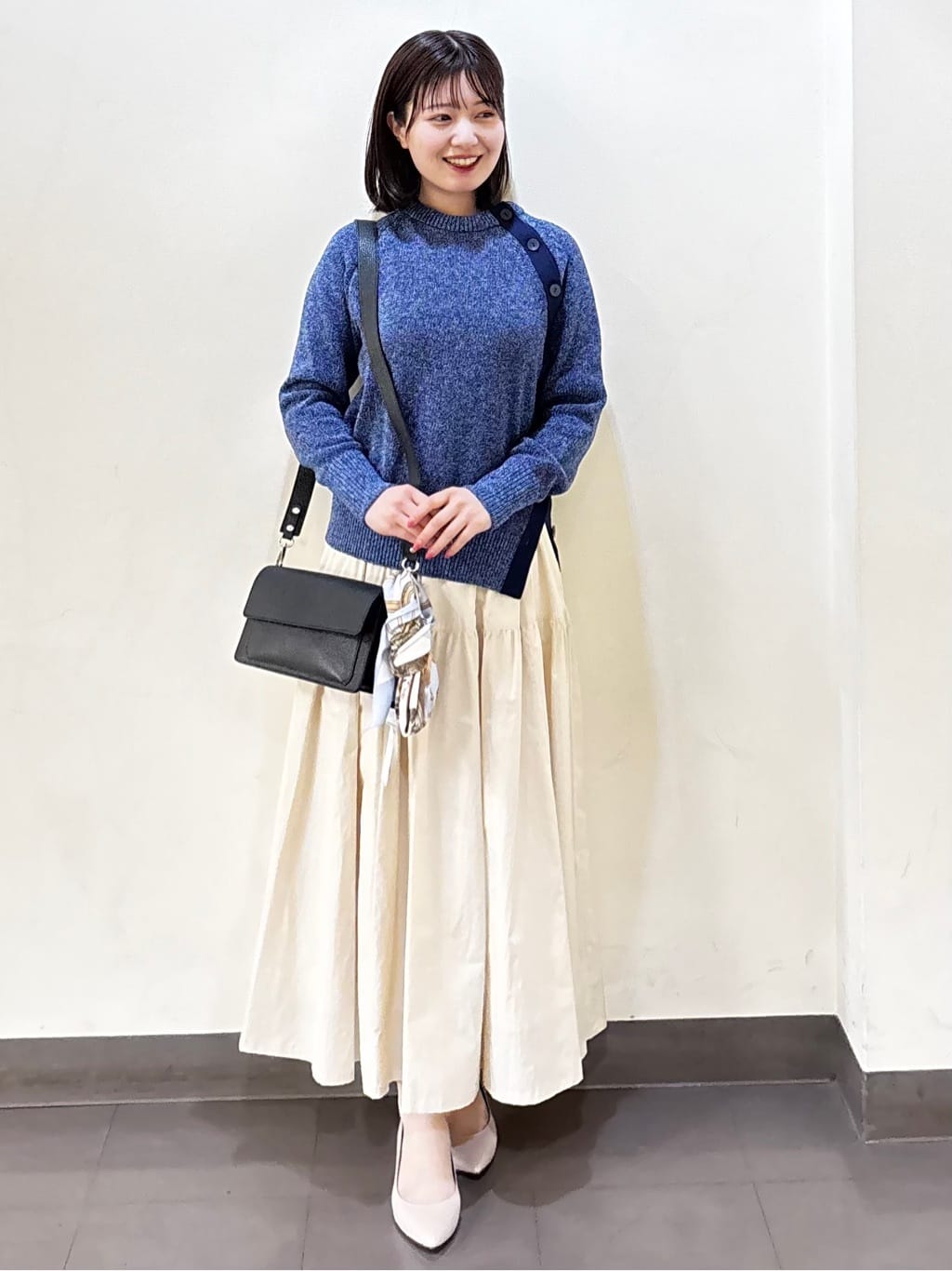 いくみさんの「UNTITLED｜【手洗い／88cm正方形】バイカラーハーネススカーフ」を使ったコーディネート
