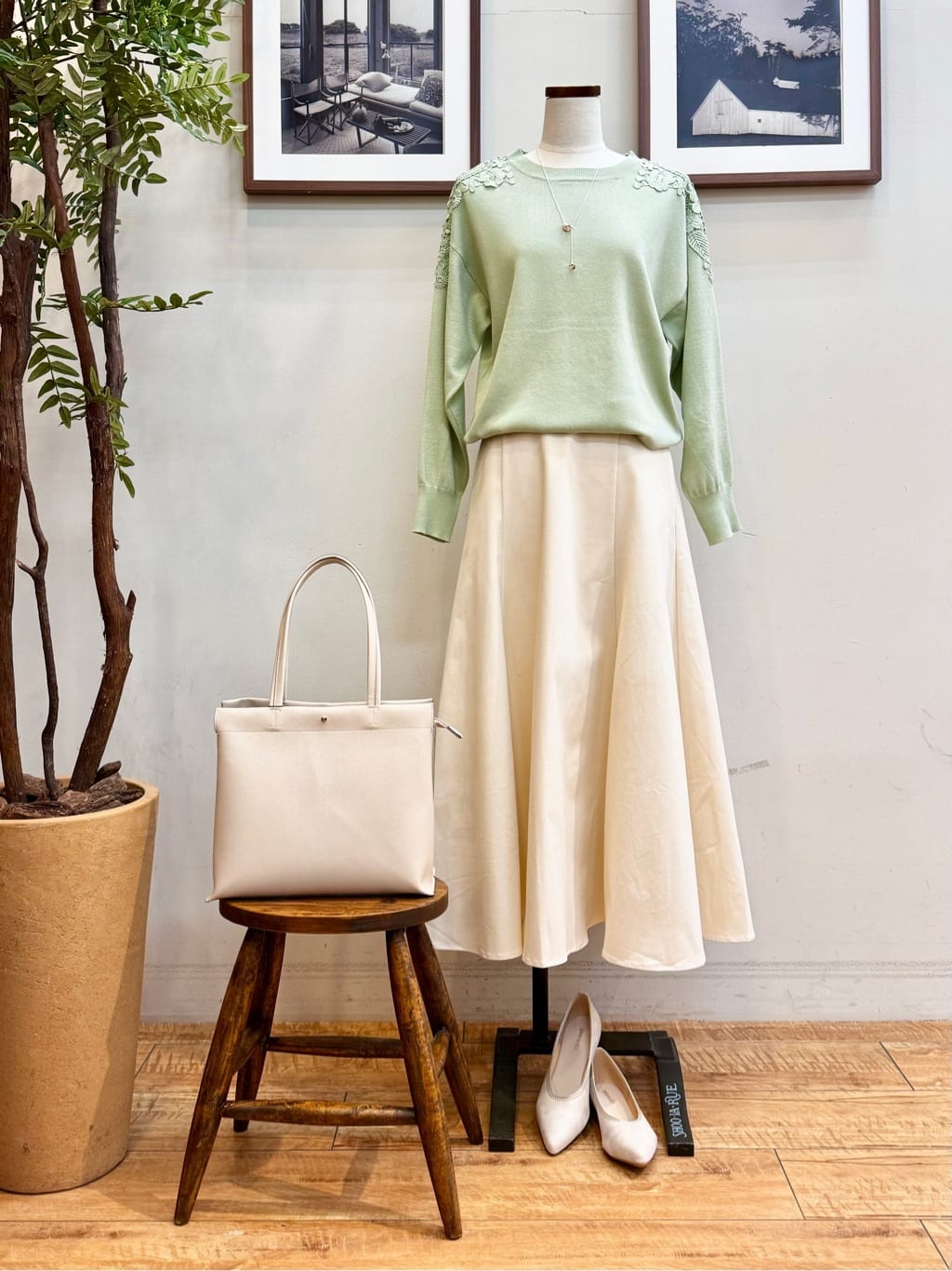 まどかさんの「SHOO･LA･RUE｜◆肩レースが差をつける デザインニット」を使ったコーディネート