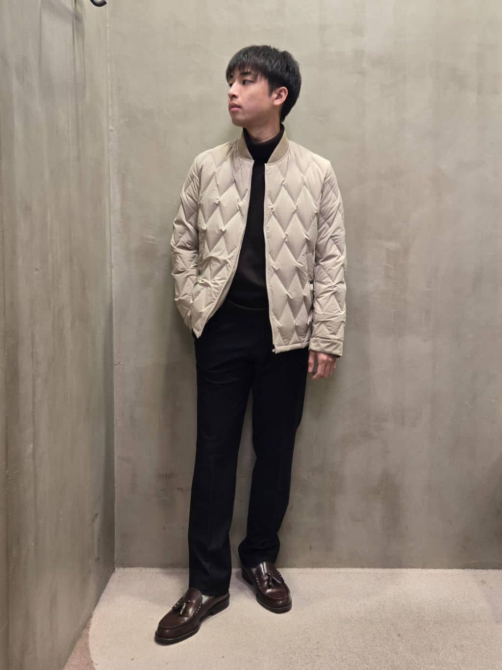 白木駆さんの「TAKEO KIKUCHI｜【ONOFF対応】TRダブルニット ストレッチパンツ」を使ったコーディネート