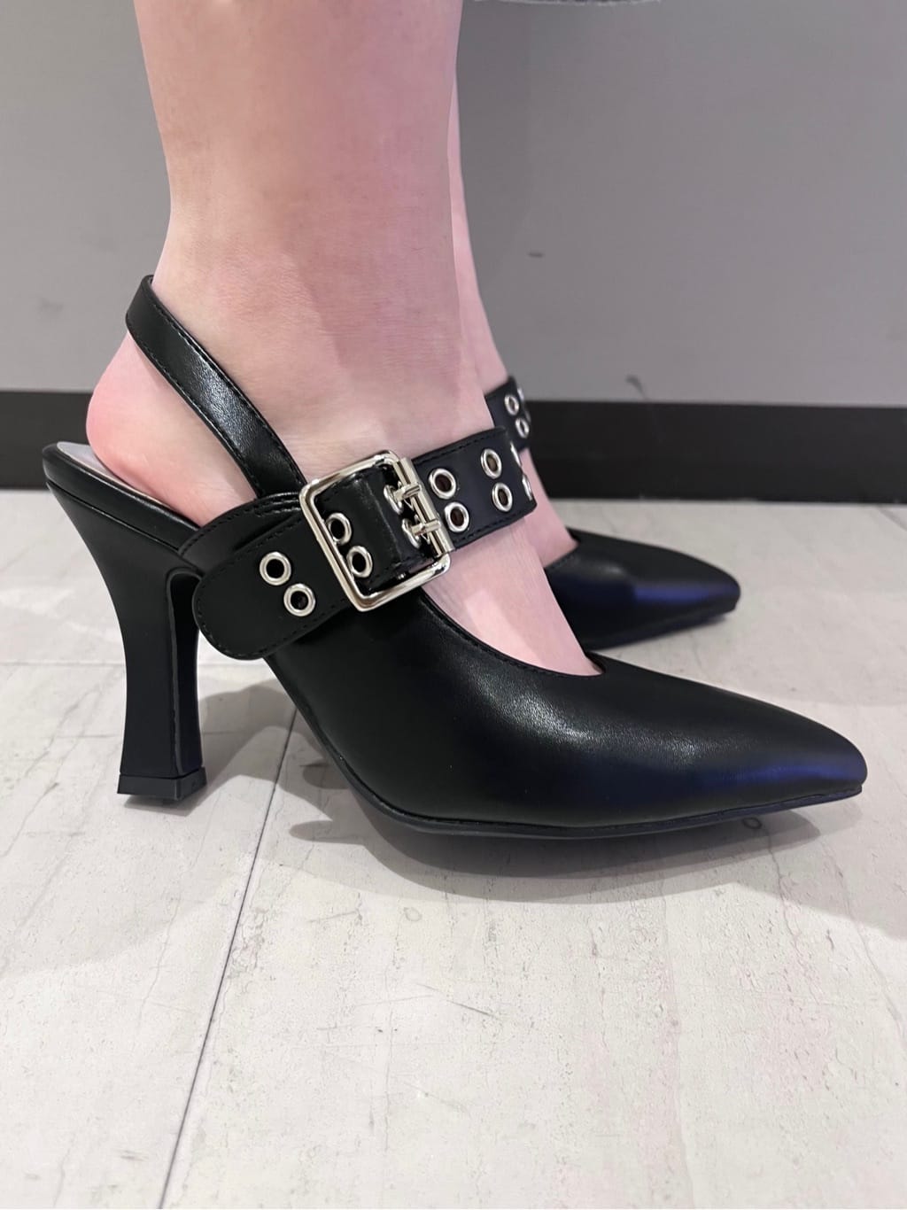 RISAさんの「ESPERANZA｜グロメットバックストラップパンプス」を使ったコーディネート