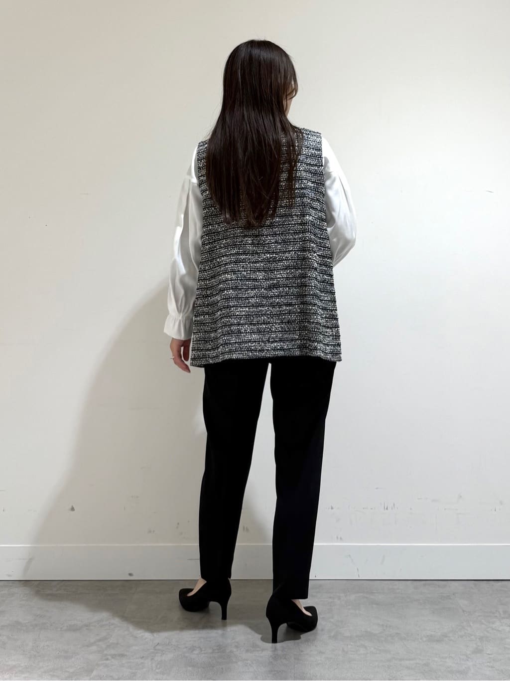 mamiさんの「INDIVI｜【洗える／UVケア／スーツ】ストレッチタックテーパードパンツ」を使ったコーディネート