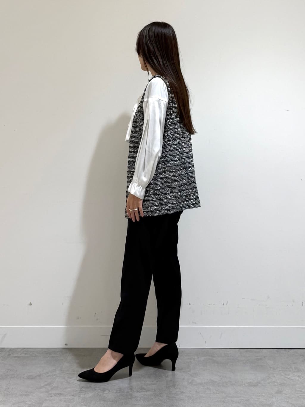 mamiさんの「INDIVI｜【洗える／UVケア／スーツ】ストレッチタックテーパードパンツ」を使ったコーディネート