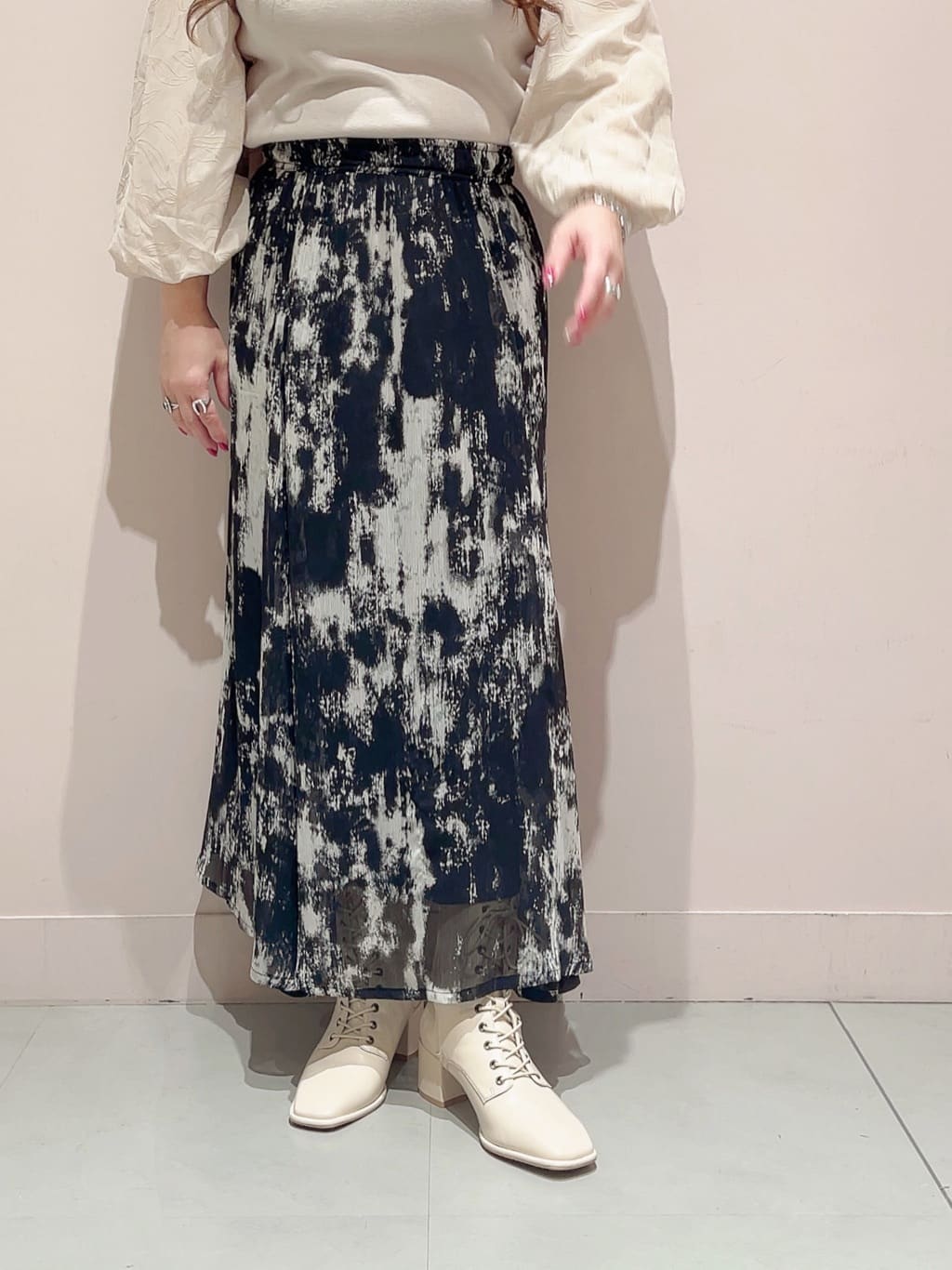 りえさんの「ESPERANZA｜レースアップミドルヒールブーツ」を使ったコーディネート