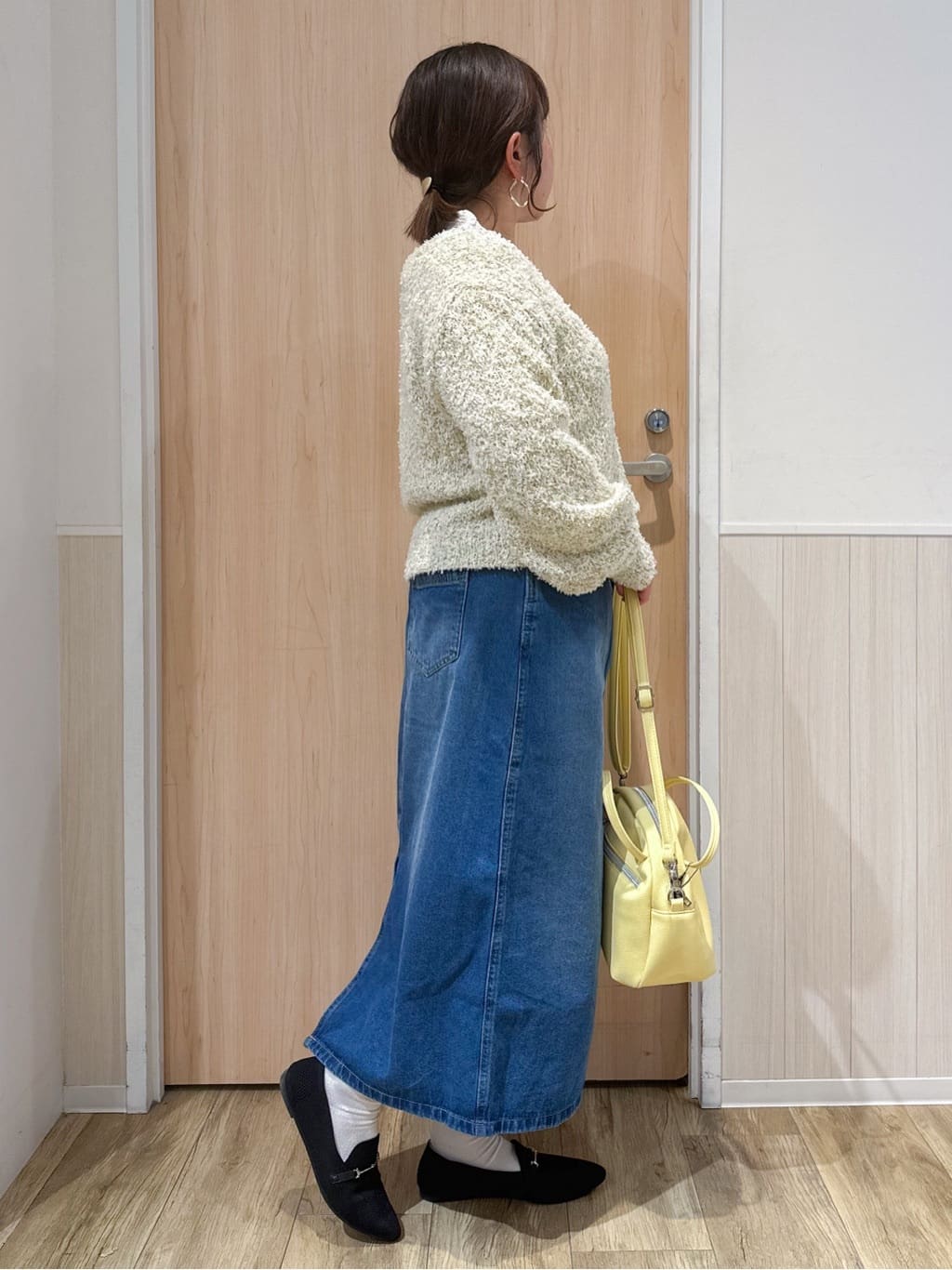 mimoさんの「SHOO･LA･RUE｜◆【S-LL/洗える】年中穿ける デニム ナロースカート」を使ったコーディネート
