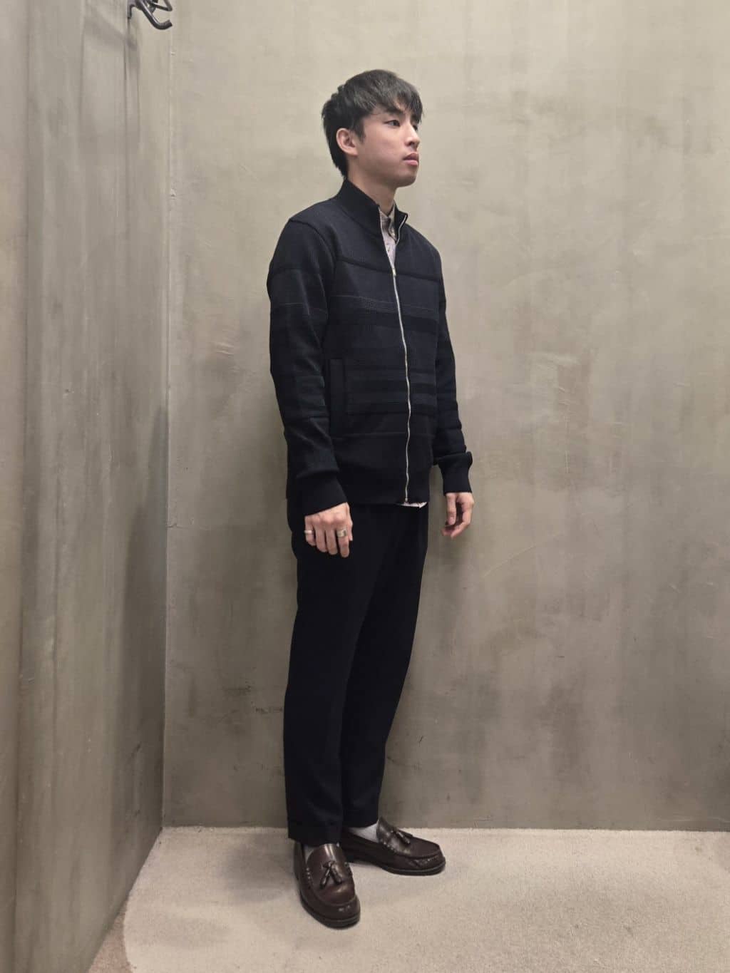 白木駆さんの「TAKEO KIKUCHI｜ハットモチーフ ジャカード ストライプ シャツ」を使ったコーディネート
