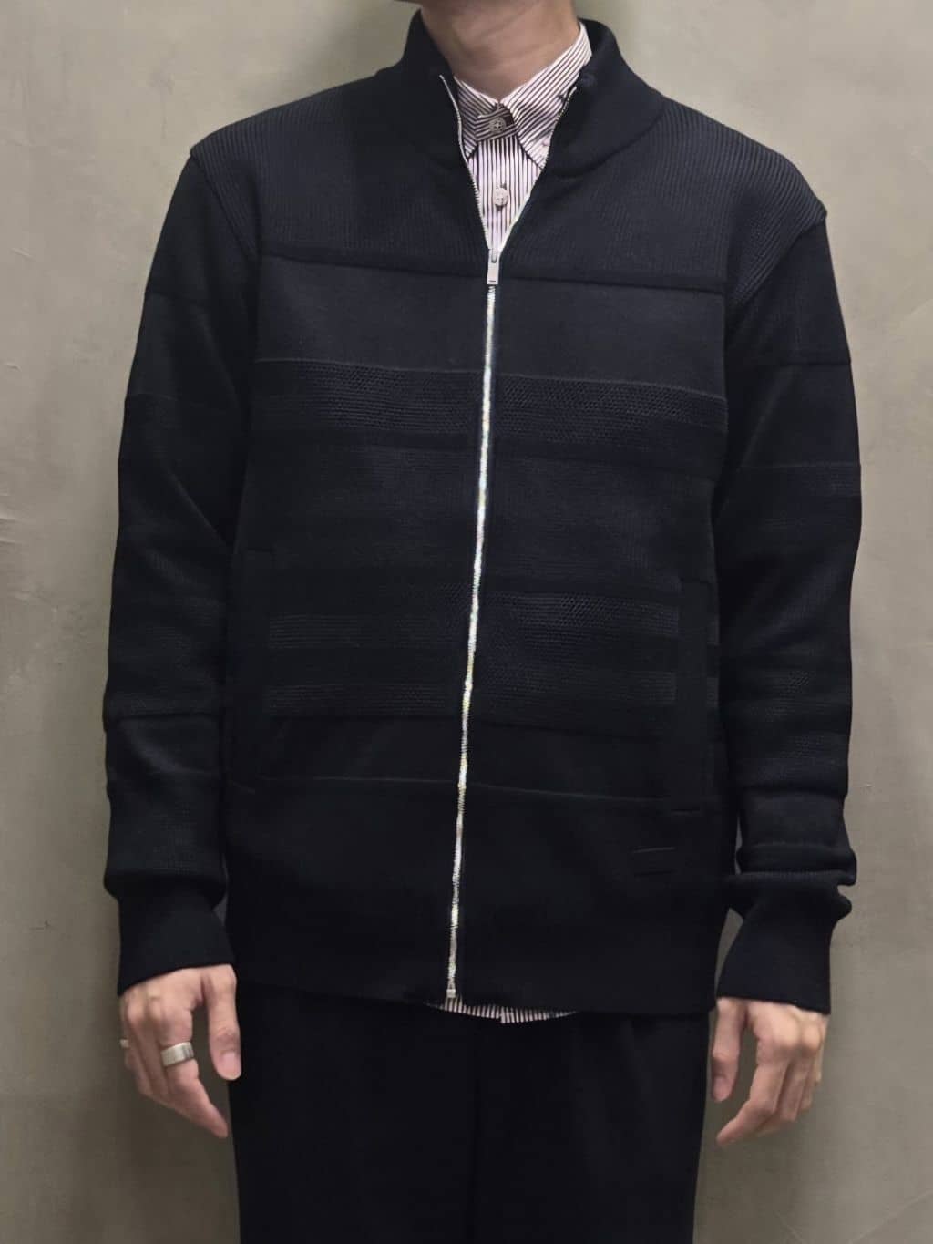 白木駆さんの「TAKEO KIKUCHI｜ハットモチーフ ジャカード ストライプ シャツ」を使ったコーディネート