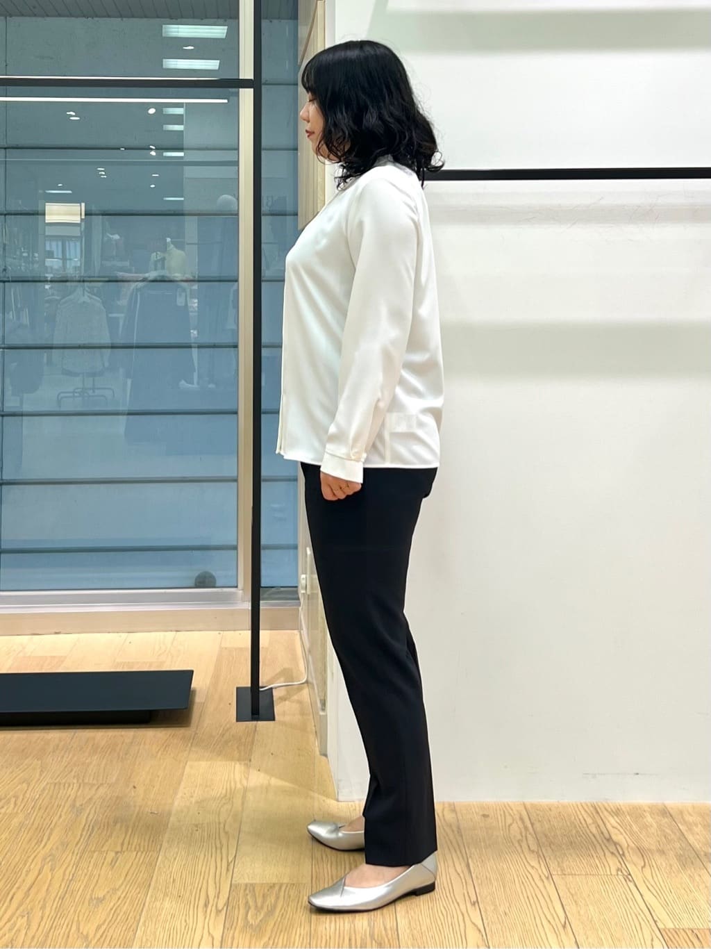 shimaさんの「INDIVI｜【洗える／UVケア／スーツ】ストレッチタックテーパードパンツ」を使ったコーディネート