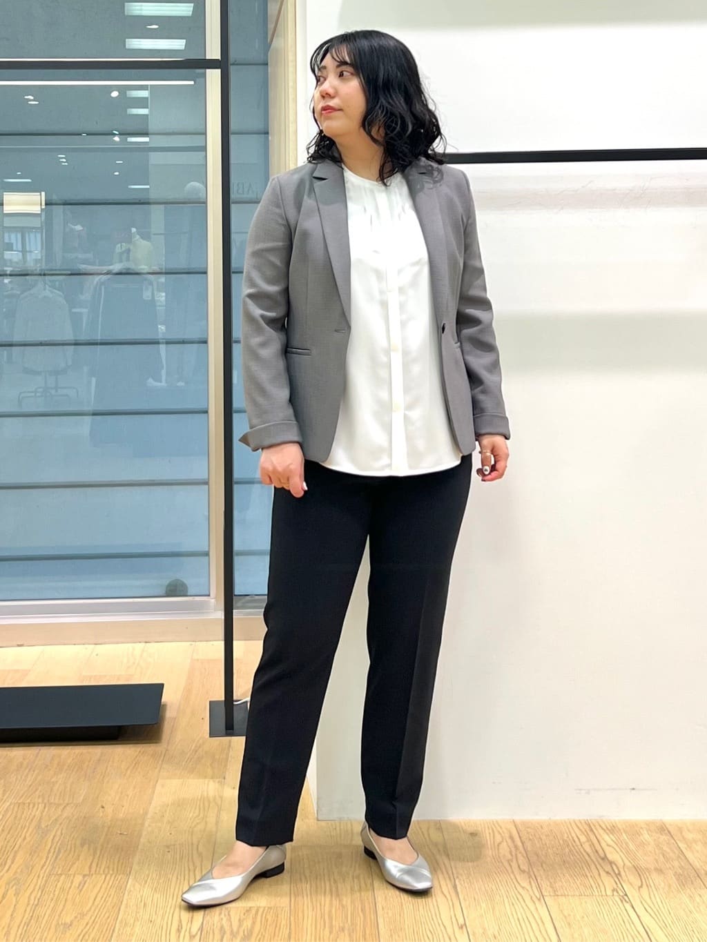 shimaさんの「INDIVI｜【洗える／UVケア／スーツ】ストレッチタックテーパードパンツ」を使ったコーディネート