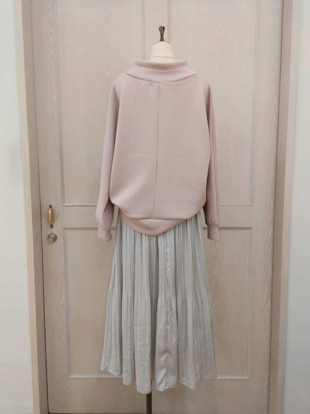 naoさんの「SHOO･LA･RUE｜◆【セレモニーにも】ひらりと揺れる上品シルエット サテンプリーツスカート」を使ったコーディネート