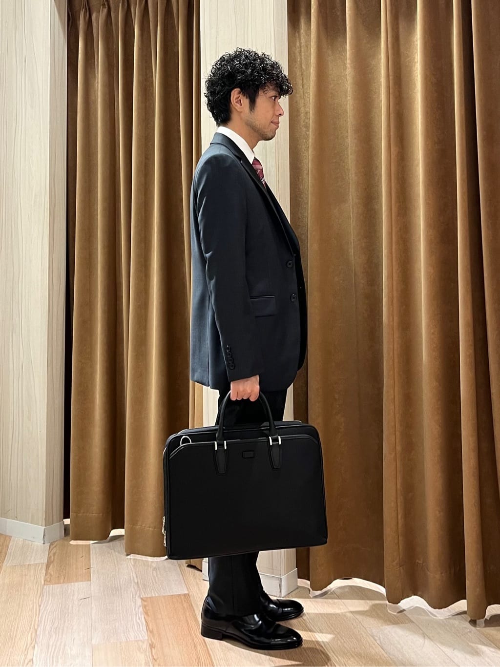 URAさんの「TAKEO KIKUCHI｜【Three by Three】シャイニーシャークピンヘッド スーツ/3ピース対応可」を使ったコーディネート