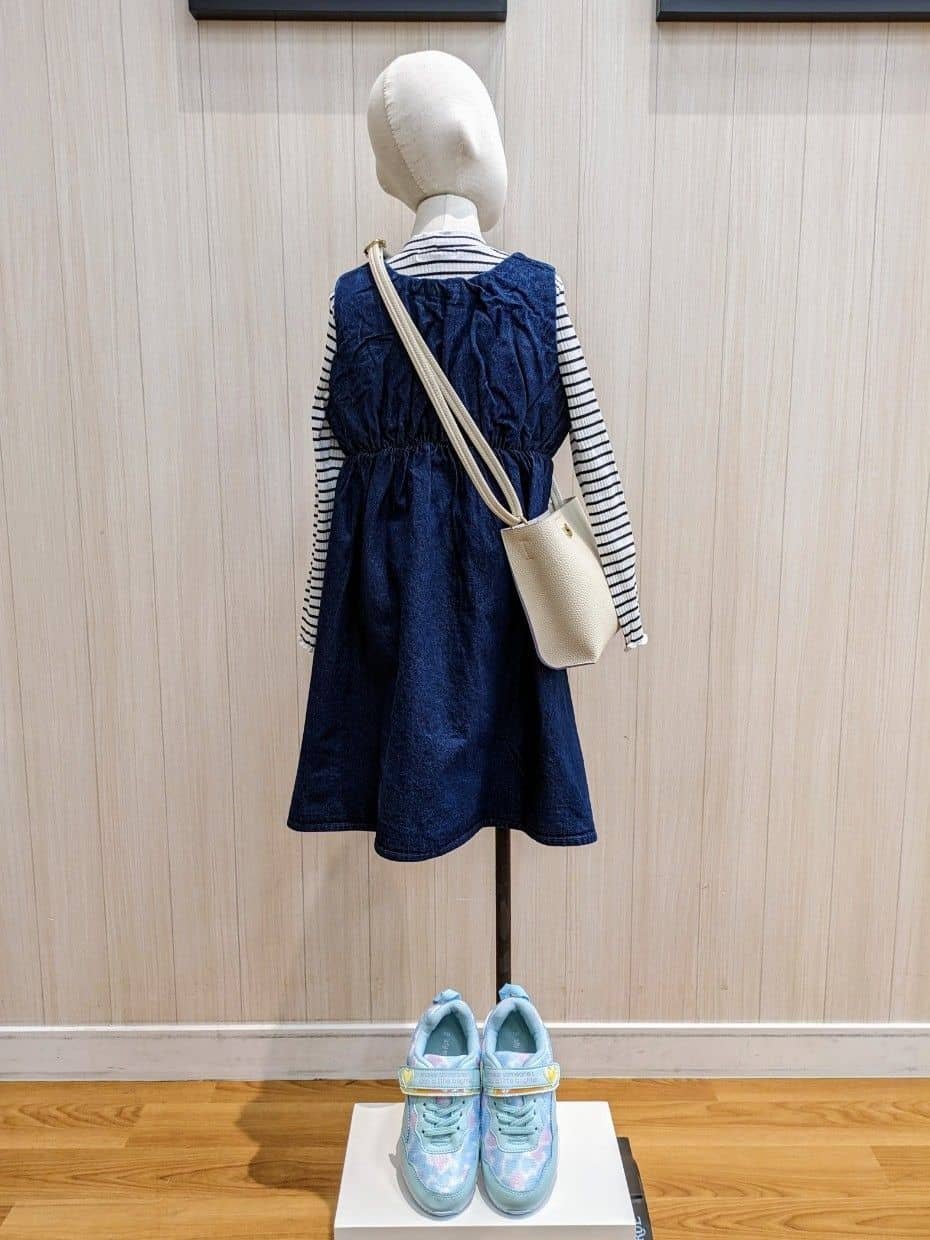 ユ（yu）さんの「SHOO･LA･RUE｜◆【洗える/100-150cm】スカラップ使いがキュートな デニムジャンドレ」を使ったコーディネート