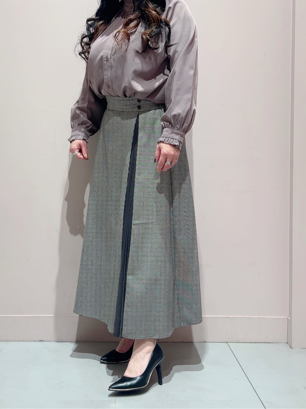 りえさんの「ESPERANZA｜【レイン対応/12時間パンプス】約8.5cm　歩きやすくて疲れにくい」を使ったコーディネート