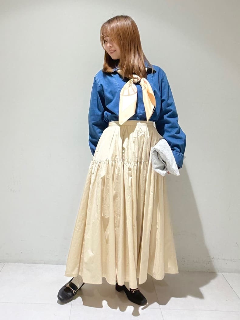 mi.さんの「UNTITLED｜【手洗い／88cm正方形】バイカラーハーネススカーフ」を使ったコーディネート