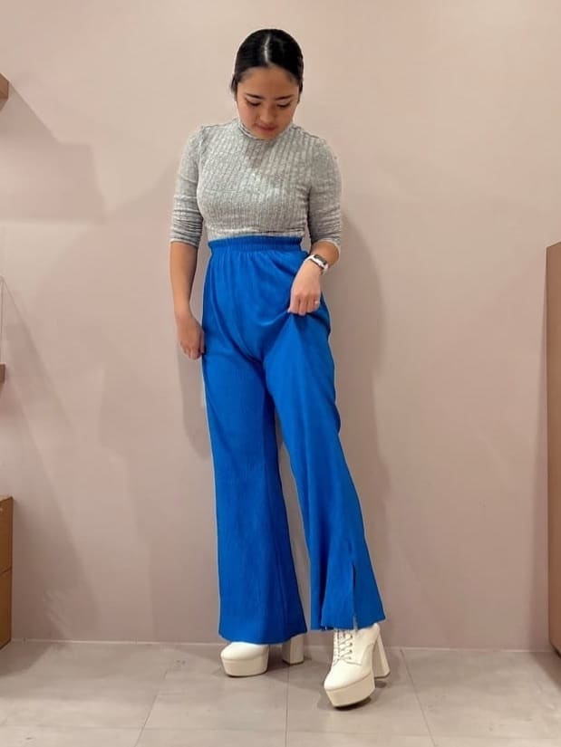 のはらっちょさんの「ESPERANZA｜【ラク盛り／ショートブーツ】リピーター続出／脚長美脚　厚底レースアップブーツ」を使ったコーディネート