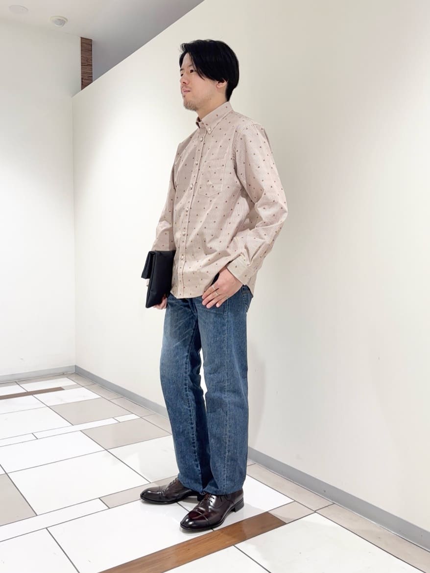及川さんの「TAKEO KIKUCHI｜ハットモチーフ ジャカード ストライプ シャツ」を使ったコーディネート