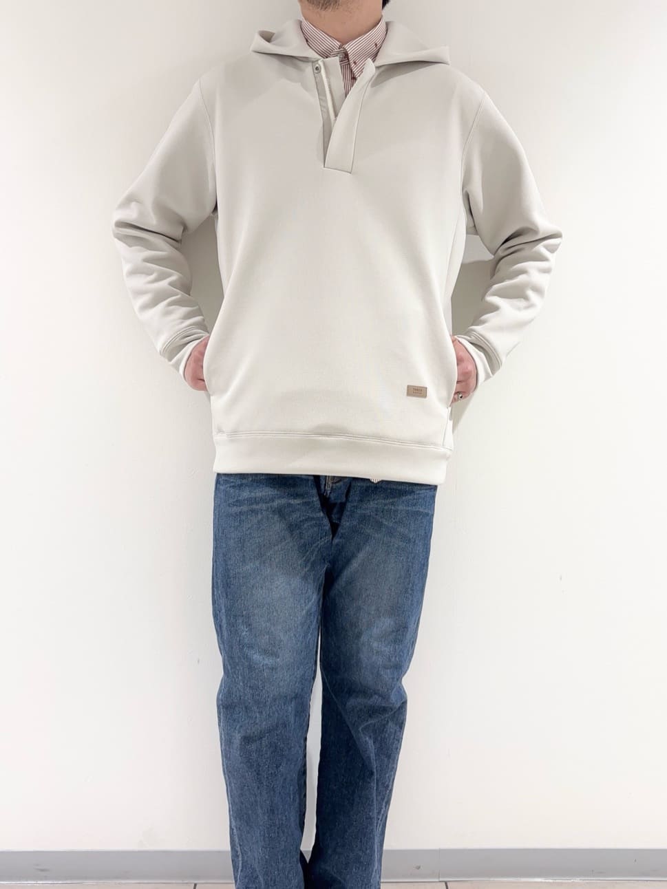 及川さんの「TAKEO KIKUCHI｜ハットモチーフ ジャカード ストライプ シャツ」を使ったコーディネート