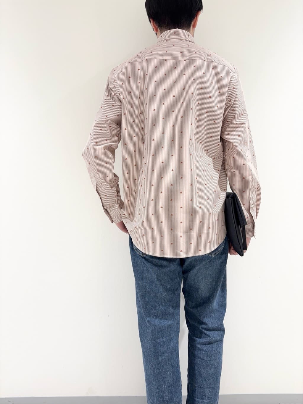 及川さんの「TAKEO KIKUCHI｜ハットモチーフ ジャカード ストライプ シャツ」を使ったコーディネート