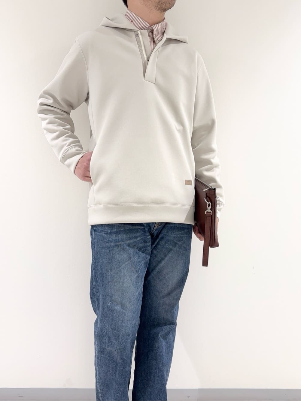 及川さんの「TAKEO KIKUCHI｜ハットモチーフ ジャカード ストライプ シャツ」を使ったコーディネート