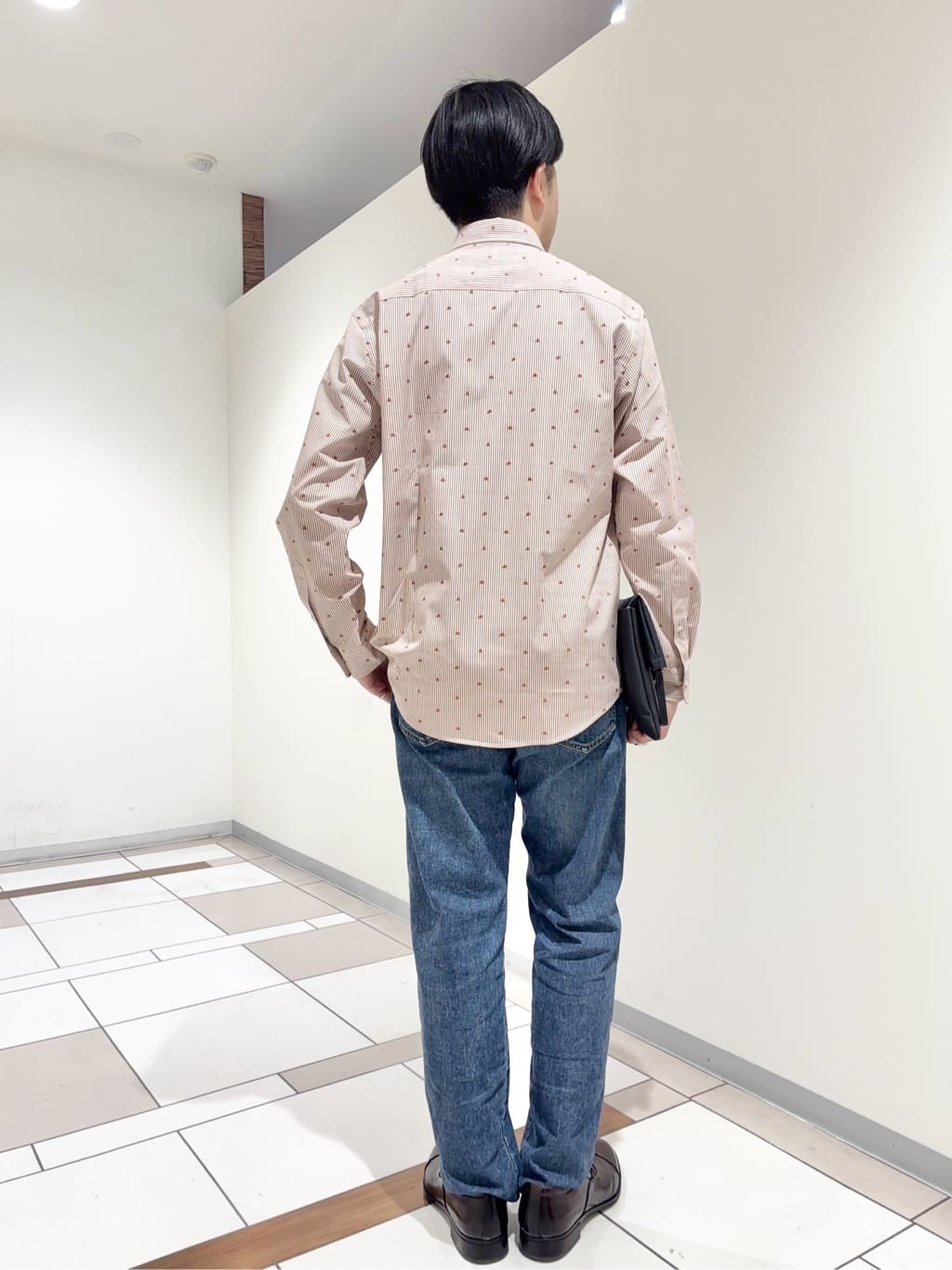 及川さんの「TAKEO KIKUCHI｜ハットモチーフ ジャカード ストライプ シャツ」を使ったコーディネート
