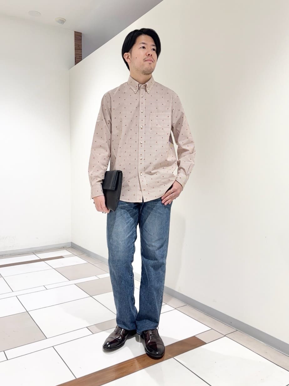 及川さんの「TAKEO KIKUCHI｜ハットモチーフ ジャカード ストライプ シャツ」を使ったコーディネート