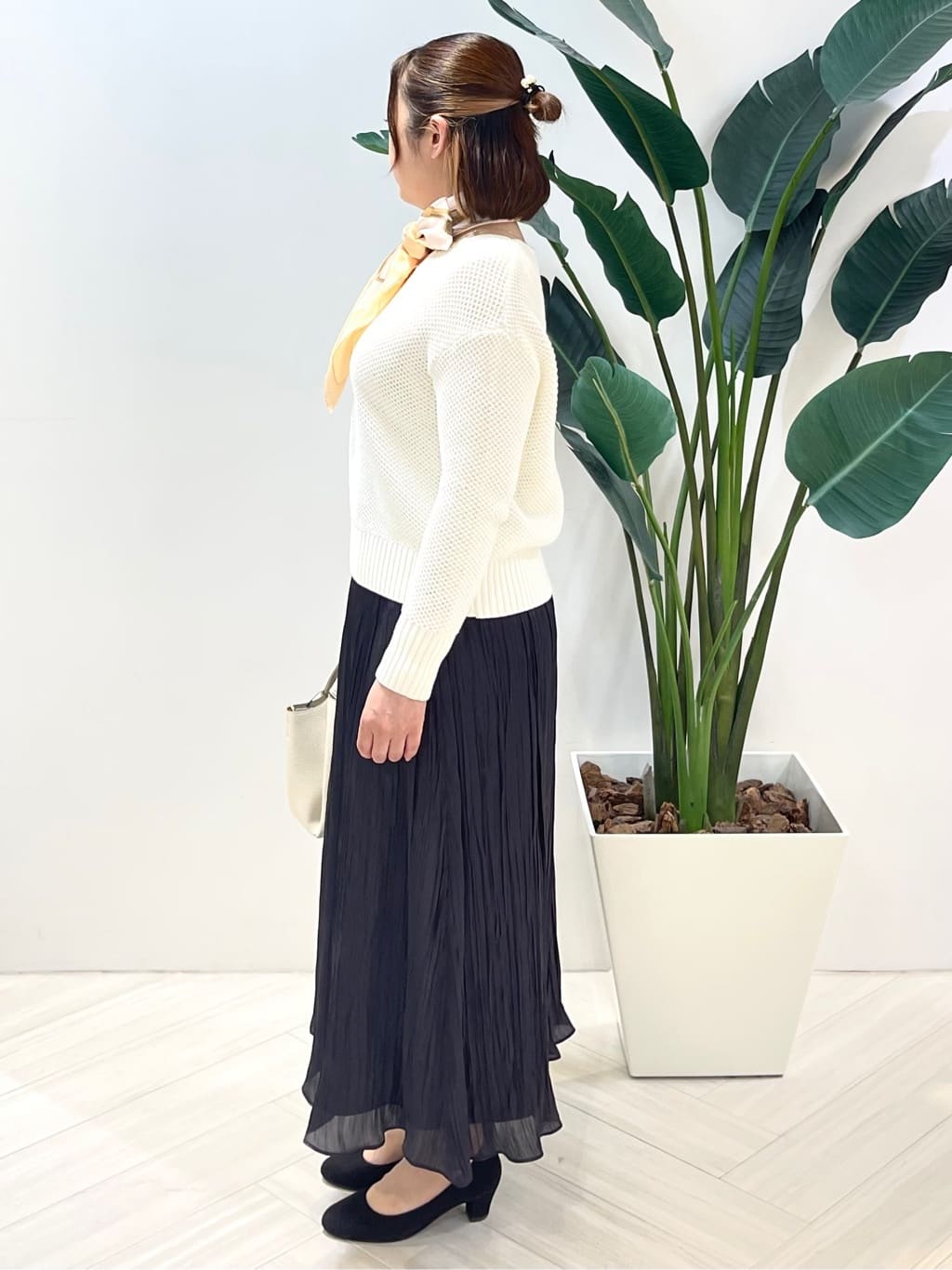 Tomoさんの「UNTITLED｜【手洗い／88cm正方形】バイカラーハーネススカーフ」を使ったコーディネート