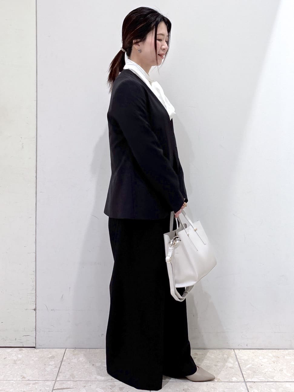 mameさんの「OPAQUE.CLIP｜《通勤／セットアップ対応》Vネックジャケット／ダブルクロス【洗濯機洗い可】」を使ったコーディネート